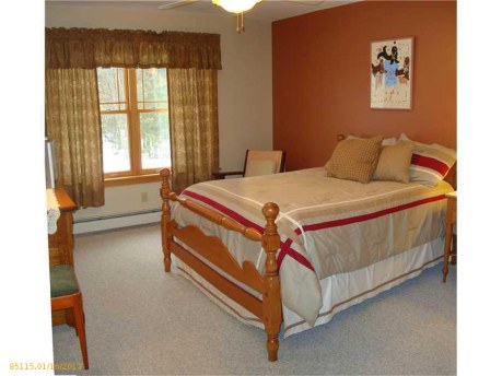 Bedroom Listing photo 11